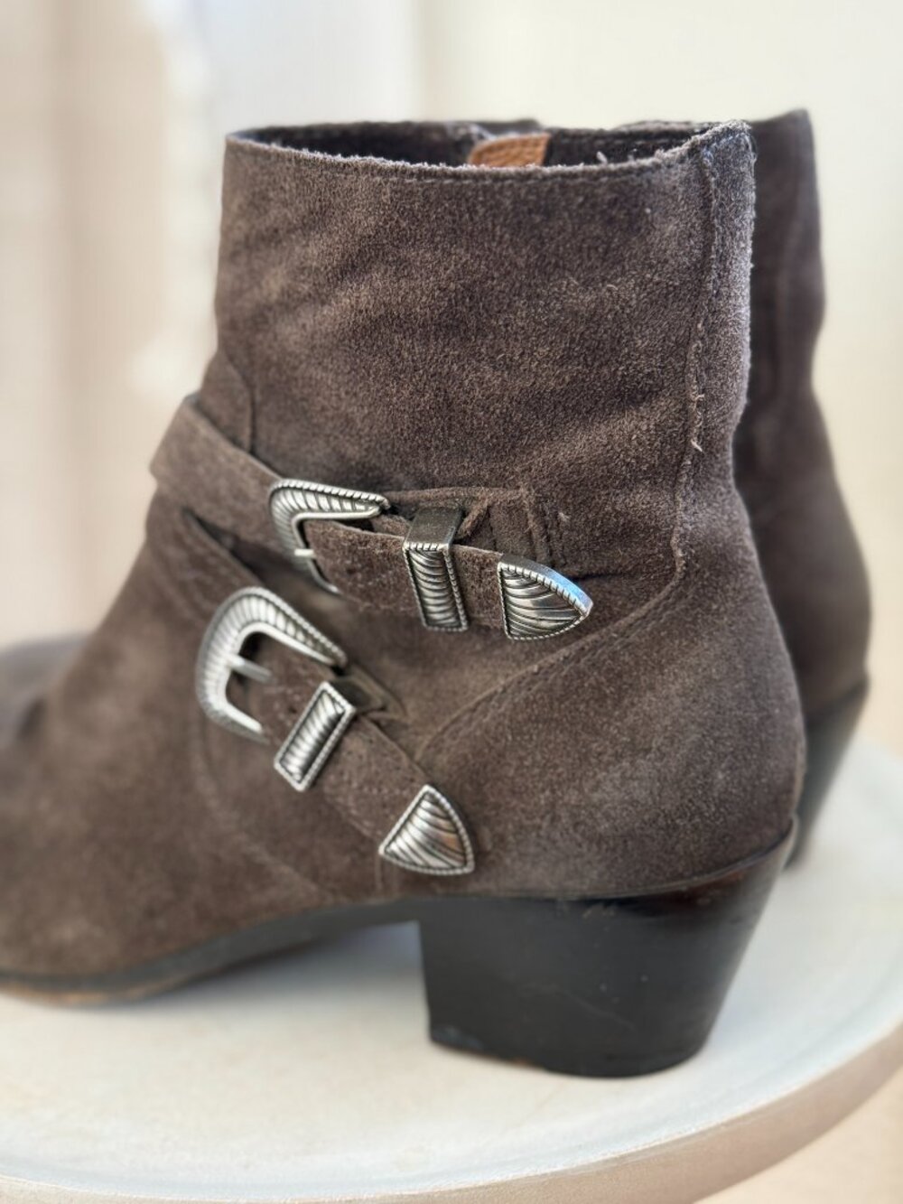 Frye Ellen Buckle Short Suede Ankle Boot in Grigio Size 7